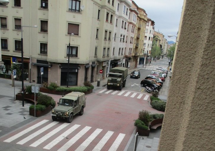 Varios vehículos del Ejército español en la calle Amaia de Iruñea este lunes (NAIZ). 