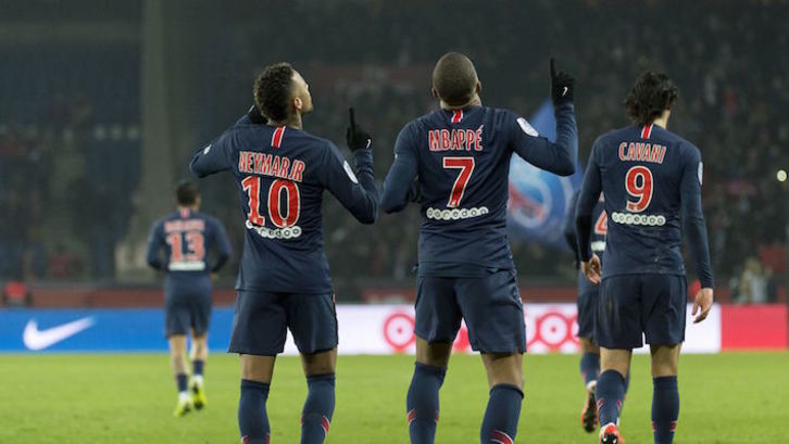 Neymar y Mbappé celebran un gol junto a Cavani. (PSG)