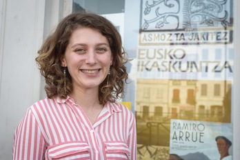 Oihana Zamponi artxiboko argazki batean, Eusko Ikaskuntzako egoitza aitzinean, Baionan. (Isabelle MIQUELESTORENA)