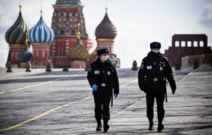  Policías rusos patrullan por las desiertas calles de Moscú. (Alexander NEMENOV/AFP) 