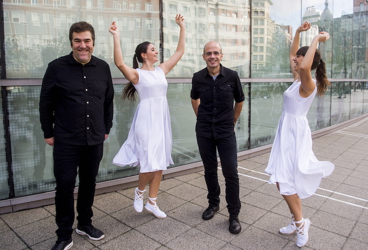 DJ Makala eta Korrontzi, lan berriaren aurkezpenean. (Luis JAUREGIALTZO I FOKU)