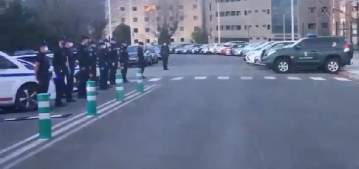 Homenaje de ertzainas y policías municipales en Intxaurrondo. 