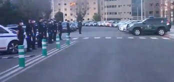 Homenaje de ertzainas y policías municipales en Intxaurrondo. 