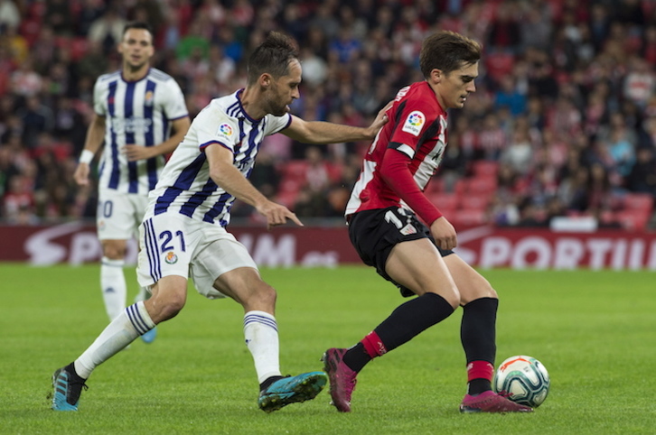 Córdoba trata de proteger el balón ante un rival del Valladolid. (Monika DEL VALLE/FOKU)