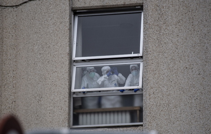 Sanitarios asomados a la ventana en el hospital de Santiago, Gasteiz. (Raúl BOGAJO/FOKU)