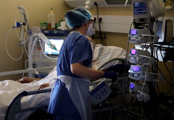 Una enfermera atiende a un paciente entubado y sedado infectado con Covid-19 en la unidad de cuidados intensivos del hospital privado Peupliers en Paris.  (Thomas COEX/AFP)