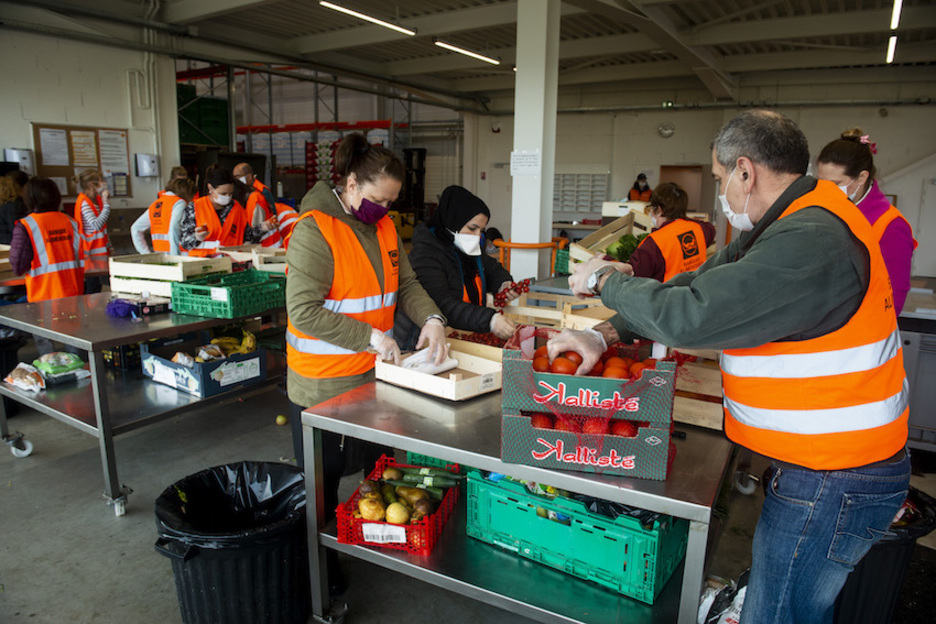 Tous les matins, aux alentours de 10 heures, les bénévoles préparent les colis alimentaires. Chaque année, près de 8000 personnes bénéficient de l’aide de la Banque alimentaire de Bayonne et du Pays Basque. © Guillaume Fauveau