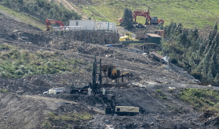 Operarios trabajan en el vertedero de Zaldibar. (Jon URBE/FOKU)