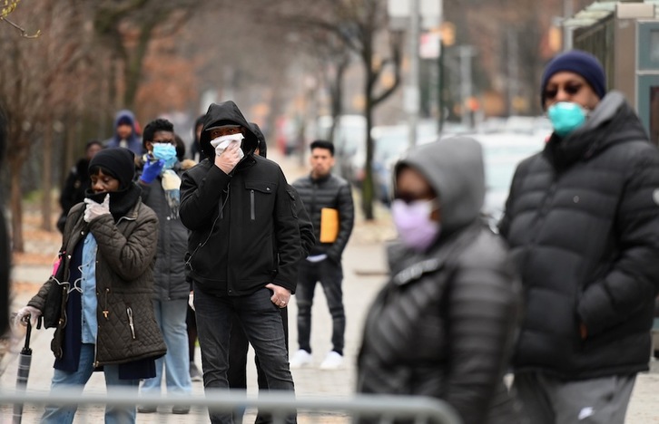 Cola en un hospital de Brooklyn para la prueba del coronavirus. (Angela WEISS/AFP)