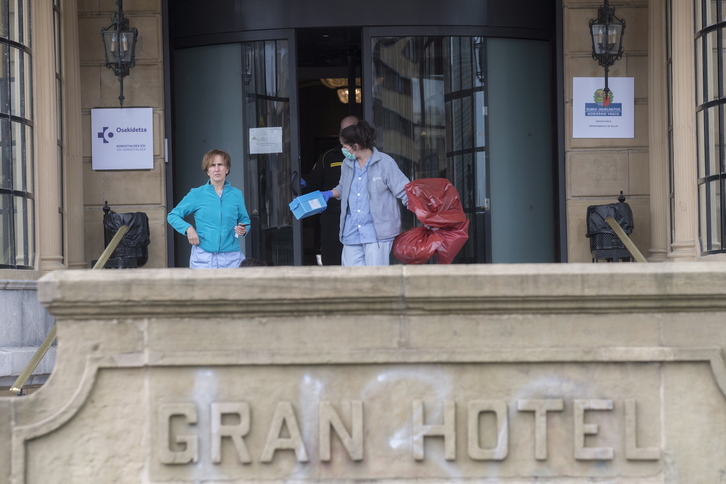 Personal de Osakidetza en el hotel María Crisitna de Donostia. (Juan Carlos RUIZ / FOKU)