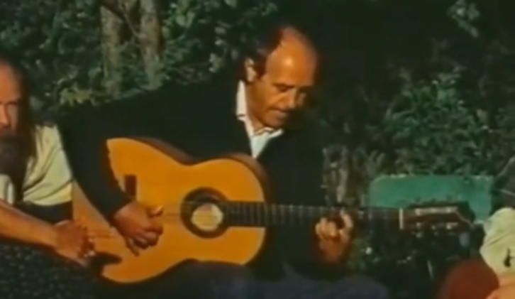 Imagen de época de Carlos Itoiz con su inseparable guitarra.