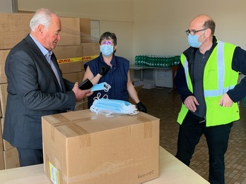 Livraison de masques commandés par le Conseil départemental ce mercredi 8 avril, en présence de Jean-Jacques Lasserre. 