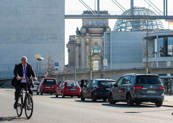 El ministro alemán de Economía, Peter Altmaier, se desplaza en bici por Berlín, el lunes, tras una rueda de prensa. (John MACDOUGALL | AFP)