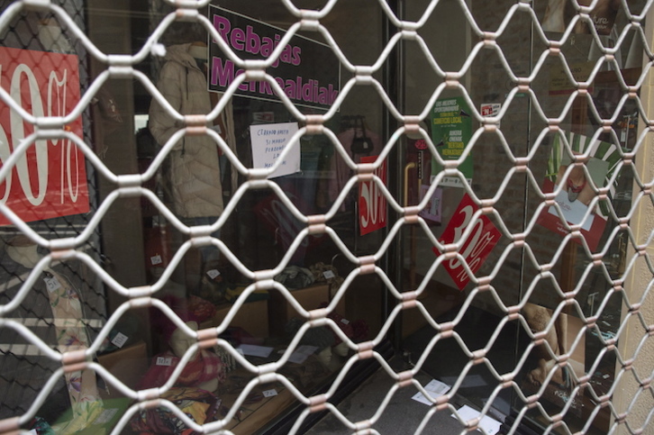 Miles de negocios han tenido que echar la persiana por el estado de alarma. En la imagen, una tienda de moda de Iruñea. (Iñigo URIZ/FOKU) 