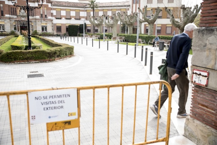 Zahar etxeetako egoiliarrek familien kontaktu fisikoa falta dute. (Iñigo URIZ/FOKU)