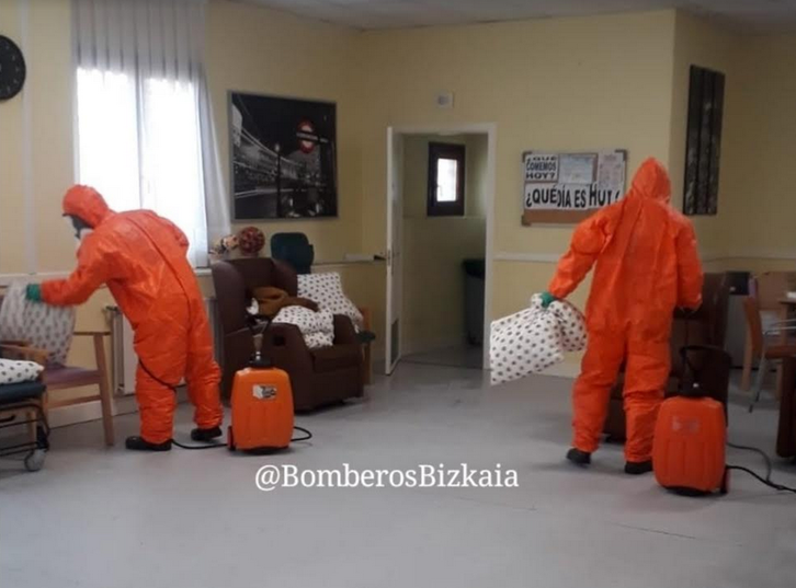 Los bomberos de Bizkaia desinfectando una residencia. (vía twitter @BomberosBizkaia ).
