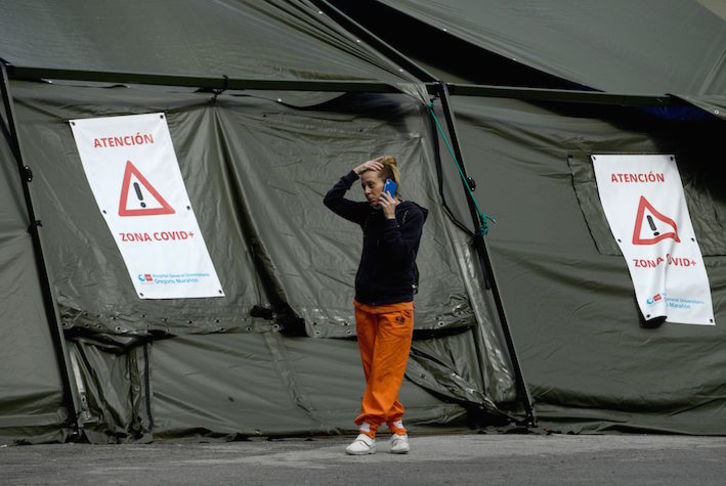 Una trabajadora sanitaria, frente a la carpa instalada en el exterior del hospital madrileño Gregorio Marañón. (Óscar DEL POZO/AFP)
