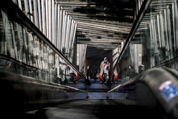 Un hombre sube por las rampas mecánicas del Casco Viejo de Gasteiz     (Raúl BOGAJO I FOKU)