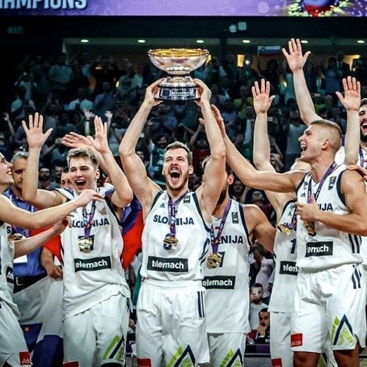 La selección de Eslovenia, vigente campeona de Europa, deberá esperar hasta 2022 para defender su título de 2017. (FIBA)