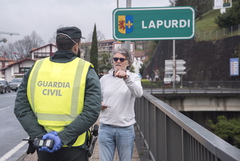 Control policial en el Behobia. (Andoni CANELLADA/FOKU)