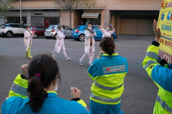 Sanitarios aplauden a miembros del Servicio de Emergencias Médicas de Riesgo Biológico en Madrid. (HANDOUT/AFP)