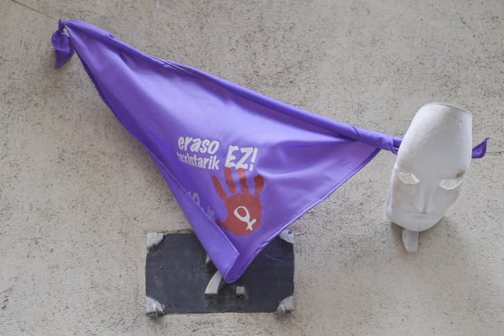 Pañuelo morado en un balcón para denunciar la violencia machista. (Idoia ZABALETA/FOKU)