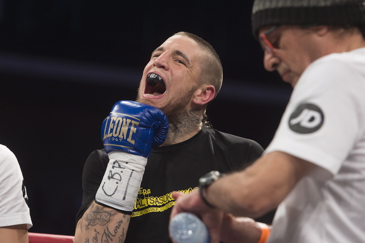 Kerman Lejarraga en su último combate en Iruñea con una camiseta en favor de los jóvenes de Altsasu encarcelados. (Iñigo URIZ / FOKU)