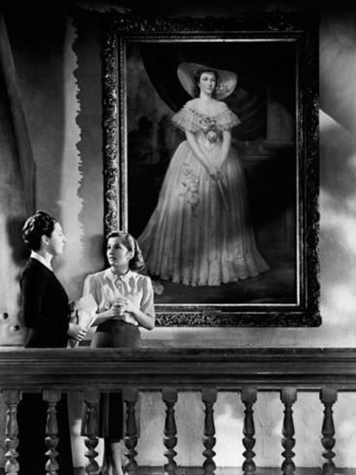 Joan Fontaine y Judith Anderson bajo el retrato de Rebeca de Winter. (NAIZ)