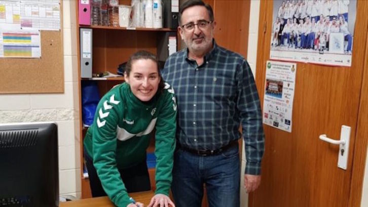 Juanjo Ávila junto a la jugadora Ana Martínez. (CBM ELCHE)