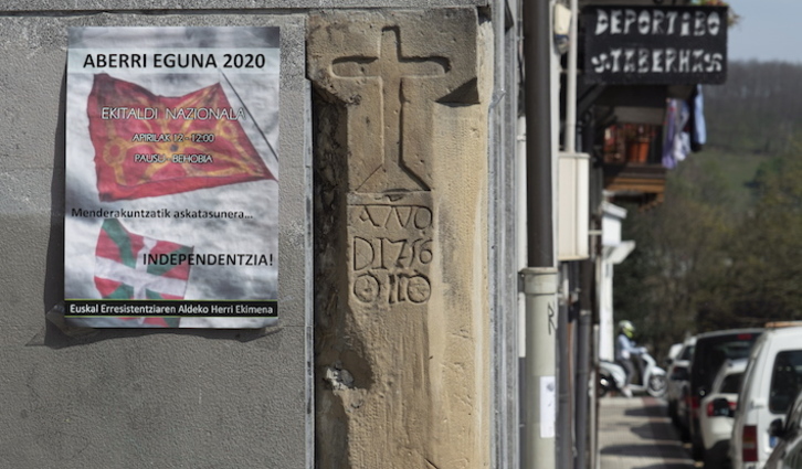Cartel con un llamamiento a participar en el Aberri Eguna en Hernani. (Jon URBE/FOKU)