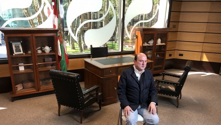 Ortuzarrek koronabirusaren ondorioz hil diren pertsonak gogoan izan ditu. (EAJ)