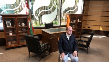 Ortuzarrek koronabirusaren ondorioz hil diren pertsonak gogoan izan ditu. (EAJ)