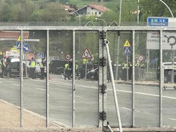 Barrera móvil de metal instalada en el puente de Pausu-Behobia. (NAIZ)