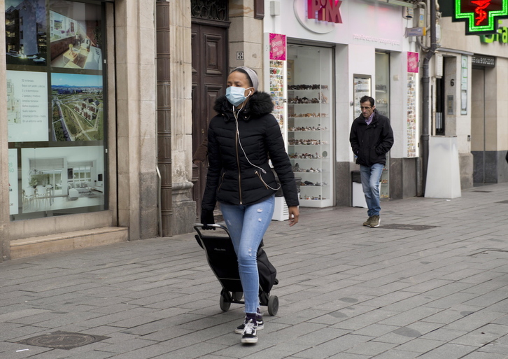 Emakume bat, aurpegian maskarila bat duela Gasteizen (Raul BOGAJO/FOKU)