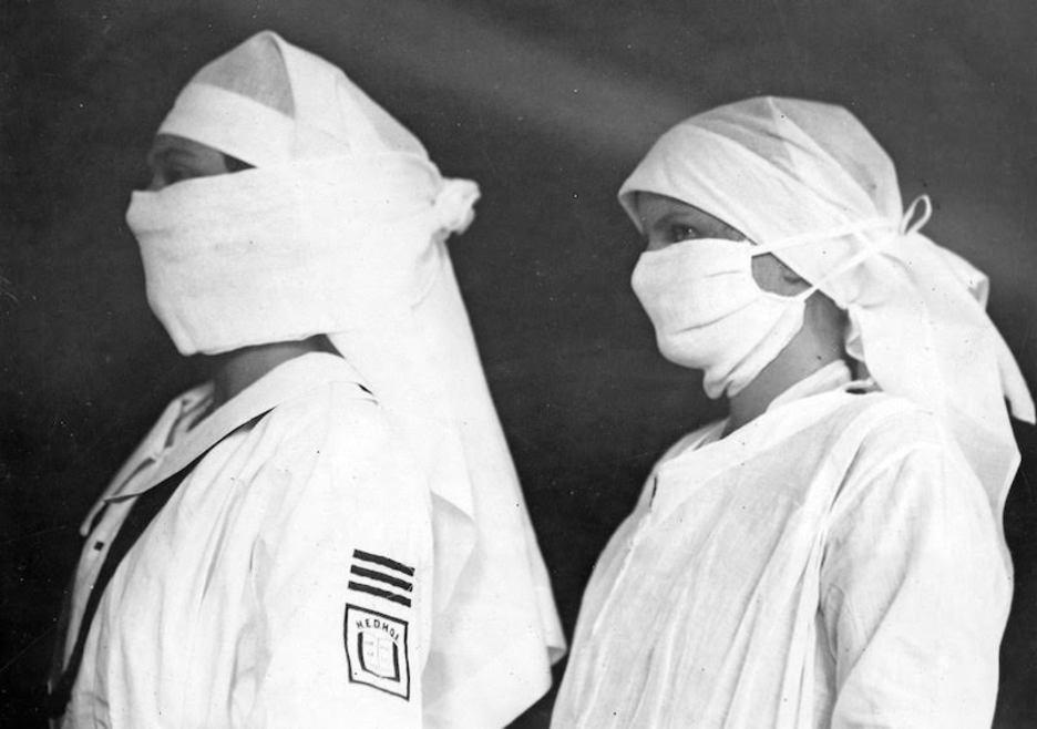 Dos enfermeras con sus mascarillas en 1918. (ARCHIVE NATIONAL USA)