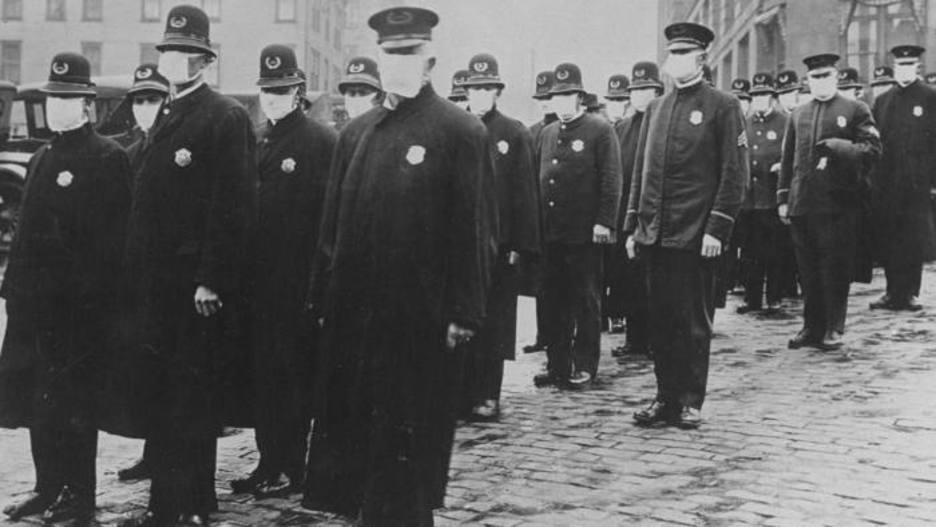 Policías toman las calles en la pandemia de hace 102 años. (N.A. USA)