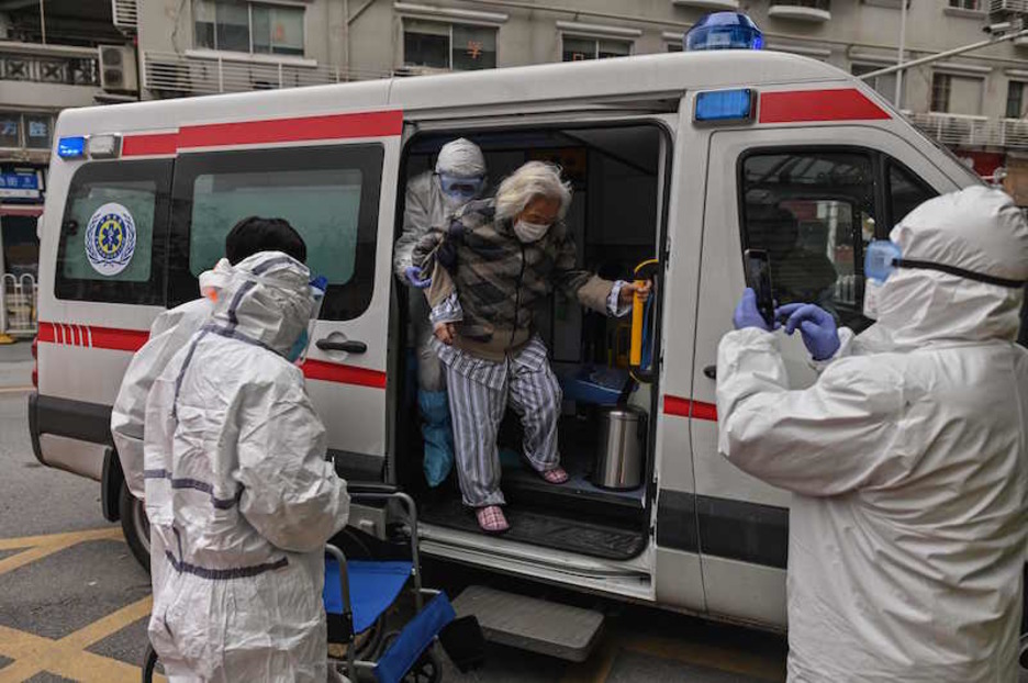 Ambulancia de la Cruz Roja en Wuhan en 2020. (Hector RETAMAL | AFP)