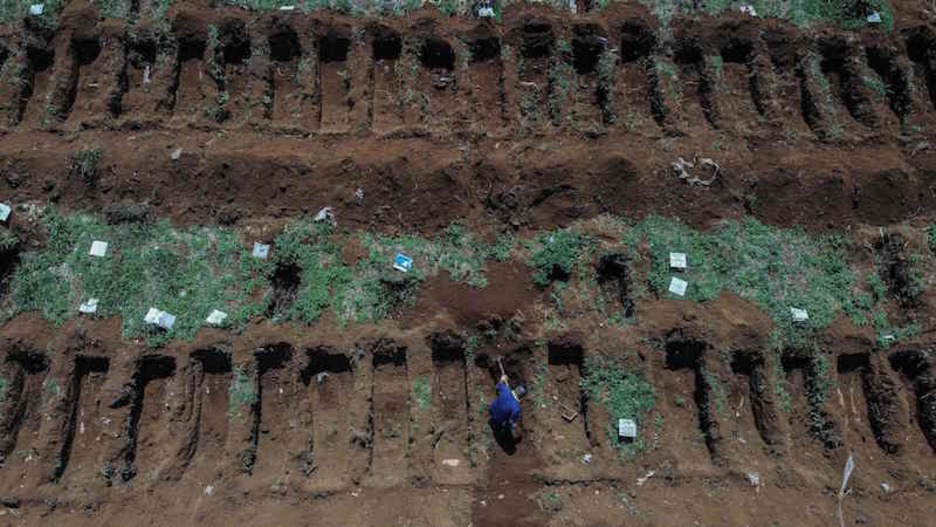 Un operario cava tumbas para el Covid-19 en Sao Paulo (Brasil). (Nestor ALMEIDA | AFP)