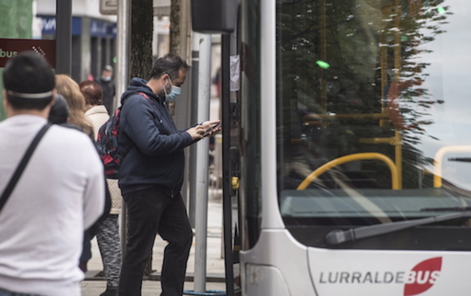 Un hombre accede a un autobús con mascarilla. (Jagoba MANTEROLA/FOKU)