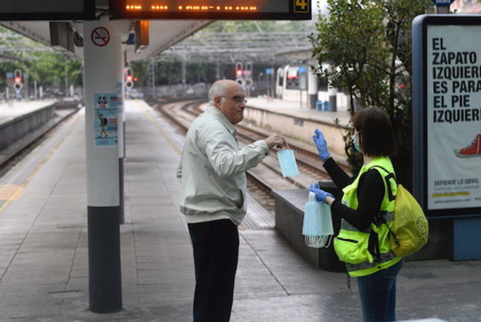 Un hombre recibe una mascarilla en Donostia. (Gorka RUBIO/FOKU)