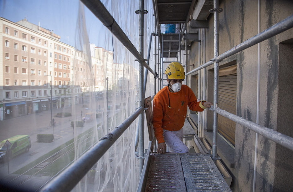 Un trabajador de la construcción en un andamio en Gasteiz. (Endika PORTILLO/FOKU)