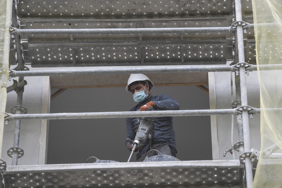 Un obrero de la construcción en Iruñea. (Idoia ZABALETA/FOKU)