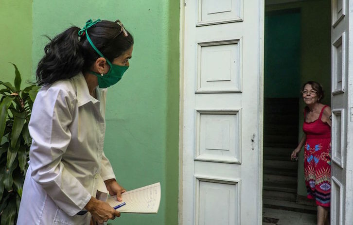 Una médico cubana realiza visitas a domicilio en La Habana para detectar posibles casos de Covid-19. (Adalberto ROQUE/AFP)