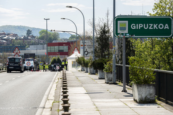 Les forces de l’ordre françaises et espagnoles contrôlent les accès transfrontaliers. Les véhicules et les piétons n’ont plus que 6 points de passage autorisés sur 12 des deux côtés de la frontière. 