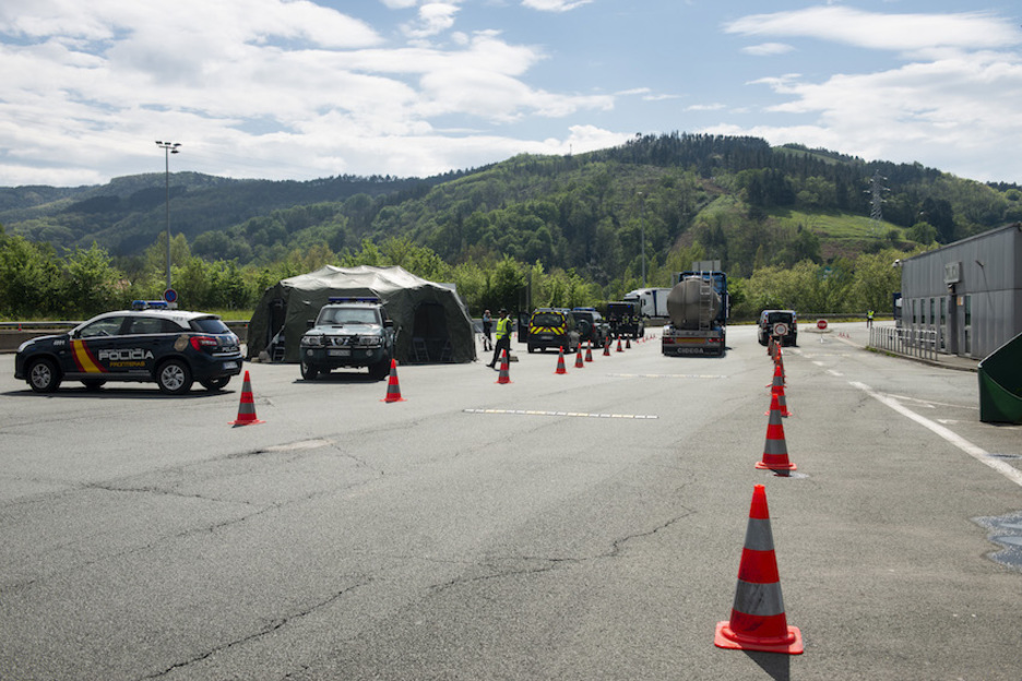Seuls quelques véhicules peuvent accéder aux points de passage désormais interdits et parmi eux, entre autres, les services d’urgence, les professionnels de santé et para-médicaux.
