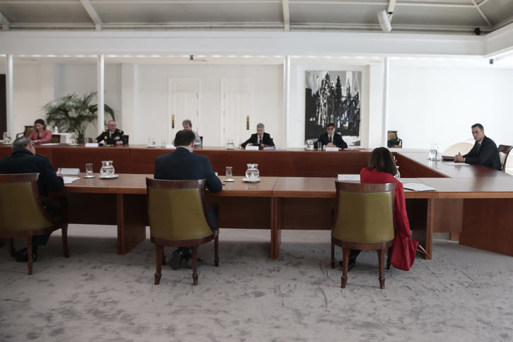 Pedro Sánchez, reunido cuando debería estar aislado por el contagio de su esposa. (J.M.CUADRADO/POOL MONCLOA)