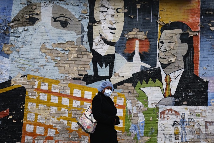 Una médica camina cerca del Hospital Universitario de Brooklyn después der hacer las compras. (Spencer PLATT/AFP)