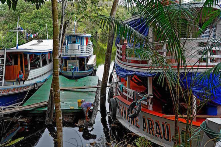 Barcos en el río Jurura, en el departamento brasileño de Amazonas. (Florence GOISNARD/AFP)