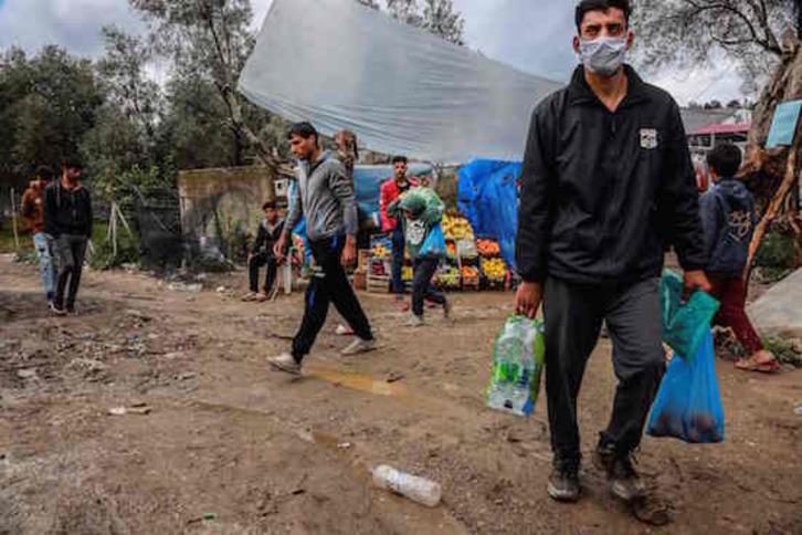 Refugiados en la isla griega de Lesbos. (Manolis LAGOUTARIS / AFP)