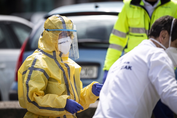 Sanitarios con sus protecciones, esta mañana en Gasteiz. (Endika PORTILLO | FOKU)